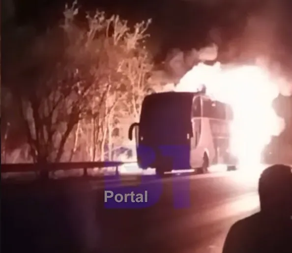 Ônibus de Monte Alegre do Piauí pega fogo no Goiás