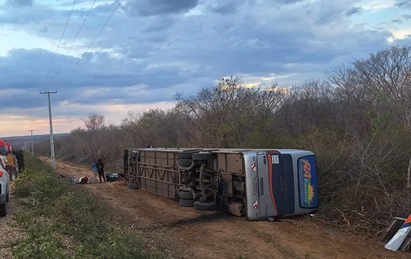 Ônibus com 10 ocupantes tomba na PI-141 e deixa uma pessoa ferida no Sul do Piauí