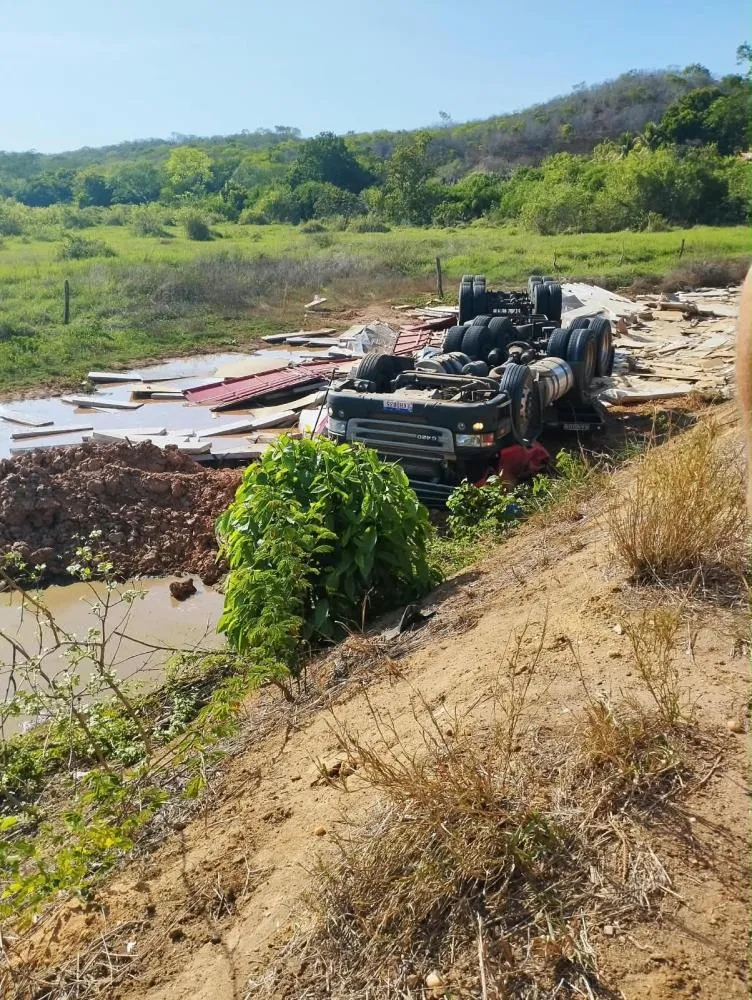 Motorista de 37 anos morre após carreta tombar na BR-135, em Santa Luz